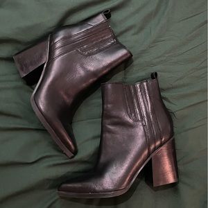 Point toe heeled bootie
